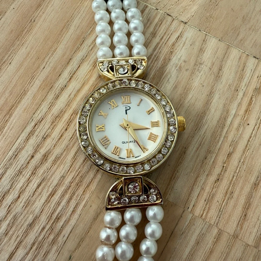 Vintage Ladies gold tone faux pearl watch NEW BATTERY